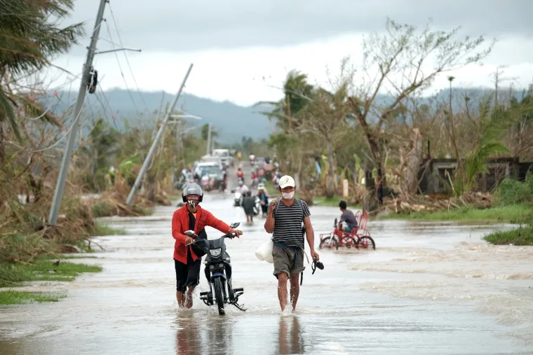 Tajfun Vamco udario Filipine: Tisuće domova poplavljeno, ljudi spa&scaron;avaju ono najvrednije