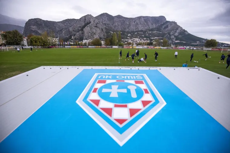 [FOTO] HRVATSKA TRENIRA U OMIŠU, ČUVA IH INTERVENTNA: Vatreni se spremaju za okršaj s Portugalcima