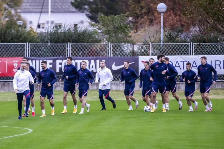 [FOTO] HRVATSKA TRENIRA U OMIŠU, ČUVA IH INTERVENTNA: Vatreni se spremaju za okršaj s Portugalcima
