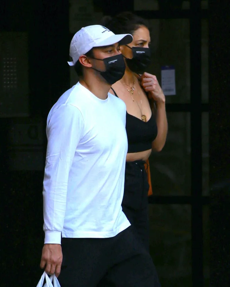 Objektiv fotoaparata uhvatio je glumicu Katie Holmes dok je s novim dečkom Emiliom Vitolom šetala New Yorkom. Foto: Profimedia