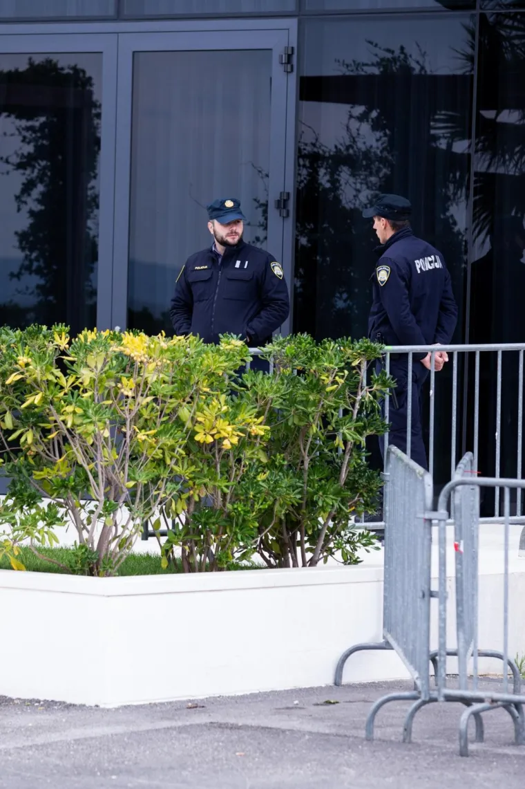 [FOTO] PORTUGALCI POD STROGIM MJERAMA OSIGURANJA U SPLITU: Hotel čuva policija, igrači izlaze samo na balkone