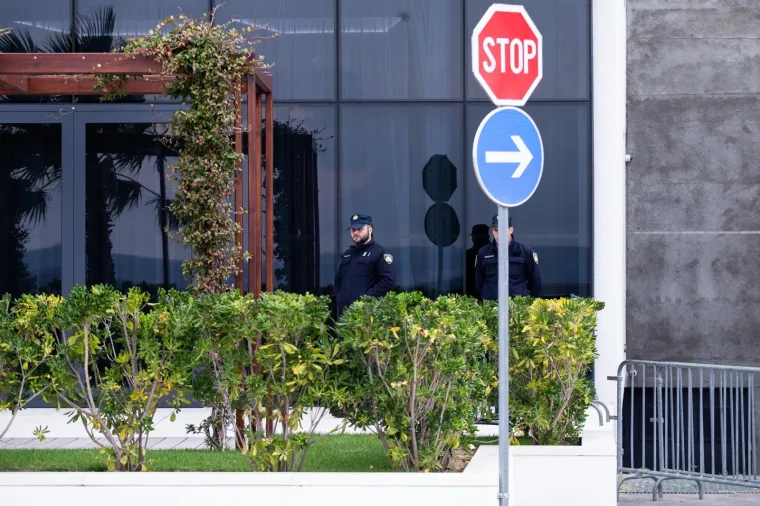 [FOTO] PORTUGALCI POD STROGIM MJERAMA OSIGURANJA U SPLITU: Hotel čuva policija, igrači izlaze samo na balkone
