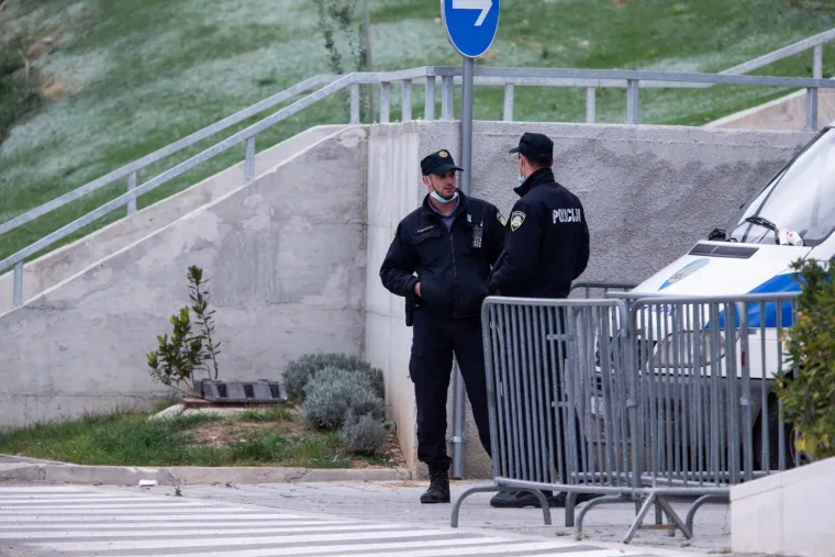[FOTO] PORTUGALCI POD STROGIM MJERAMA OSIGURANJA U SPLITU: Hotel čuva policija, igrači izlaze samo na balkone
