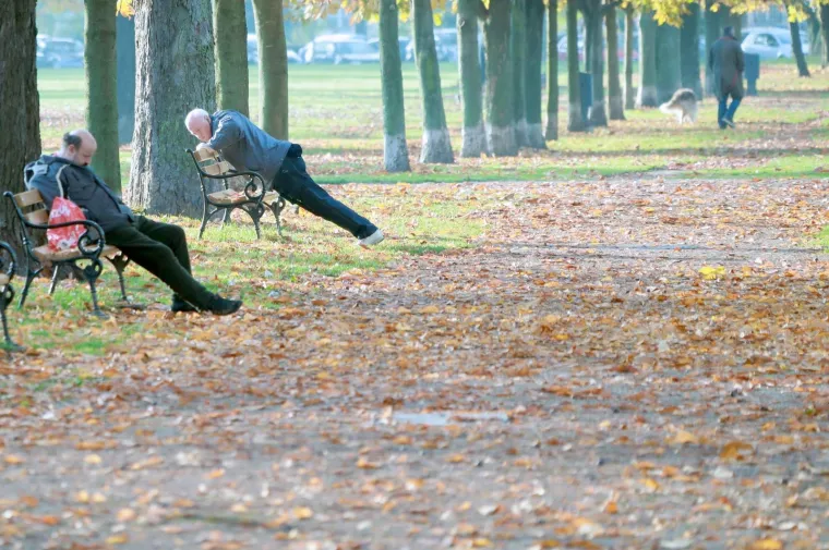 Dok su jedni dugo očekivano sunčano jutro iskoristili za tjelovježbu drugi su zadrijemali na klupi u parku na Trgu Franje Tuđmana u Zagrebu.