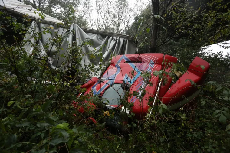 Te&scaron;ka prometna nesreća blizu Rijeke: Vozač sletio u provaliju s vijadukta Svilno