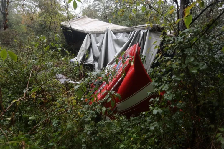 Te&scaron;ka prometna nesreća blizu Rijeke: Vozač sletio u provaliju s vijadukta Svilno