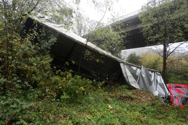 Te&scaron;ka prometna nesreća blizu Rijeke: Vozač sletio u provaliju s vijadukta Svilno