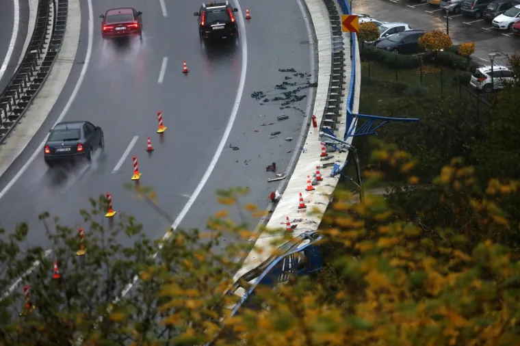 Te&scaron;ka prometna nesreća blizu Rijeke: Vozač sletio u provaliju s vijadukta Svilno