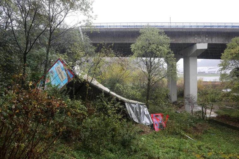 Te&scaron;ka prometna nesreća blizu Rijeke: Vozač sletio u provaliju s vijadukta Svilno