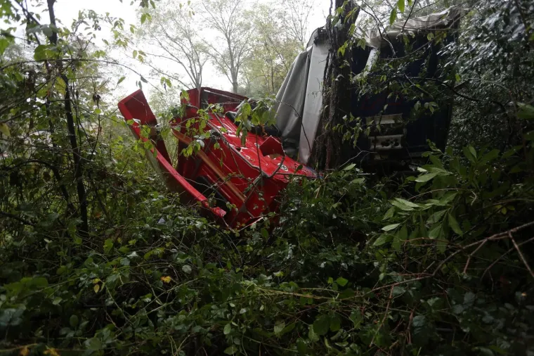 Te&scaron;ka prometna nesreća blizu Rijeke: Vozač sletio u provaliju s vijadukta Svilno