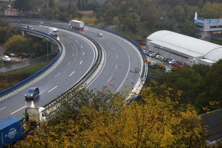 Te&scaron;ka prometna nesreća blizu Rijeke: Vozač sletio u provaliju s vijadukta Svilno