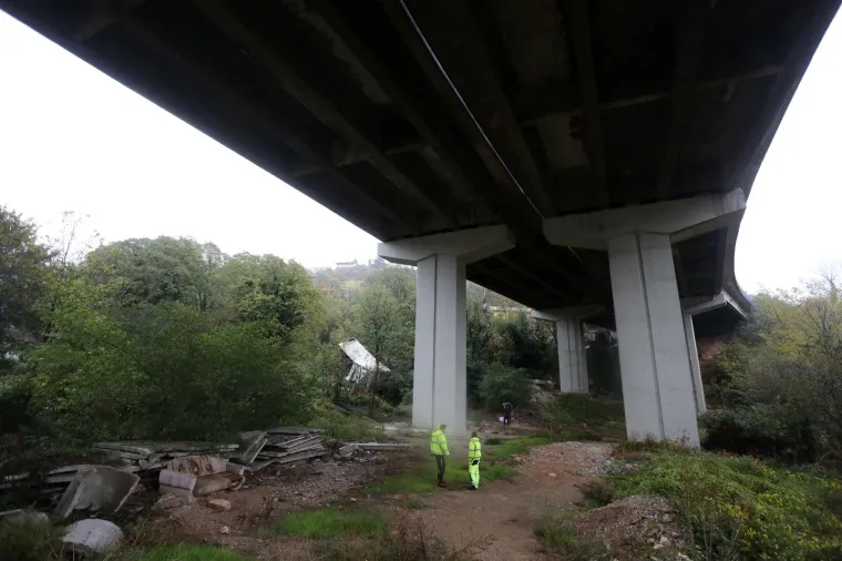 Te&scaron;ka prometna nesreća blizu Rijeke: Vozač sletio u provaliju s vijadukta Svilno