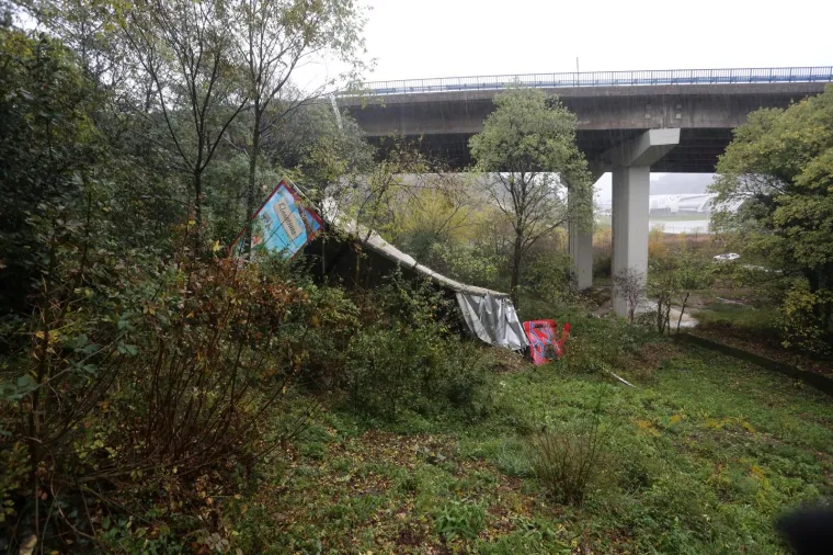 Te&scaron;ka prometna nesreća blizu Rijeke: Vozač sletio u provaliju s vijadukta Svilno