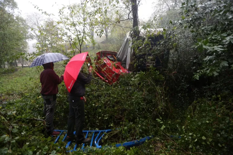 Te&scaron;ka prometna nesreća blizu Rijeke: Vozač sletio u provaliju s vijadukta Svilno