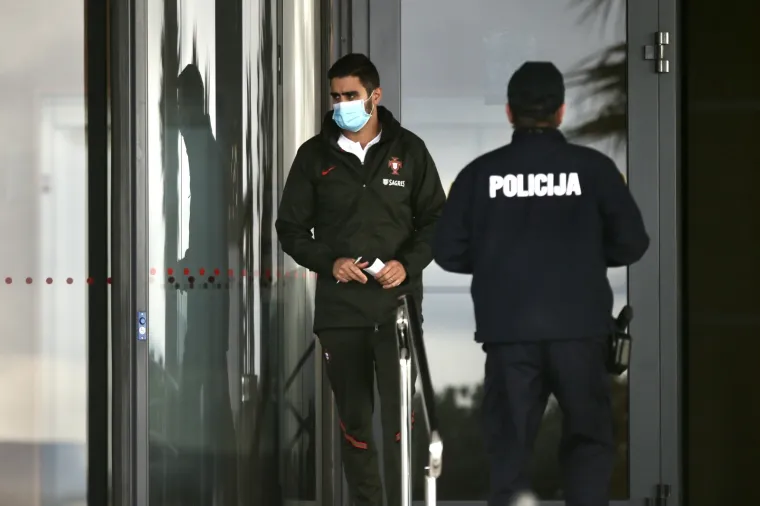 [FOTO] SLAVNI PORTUGALSKI IZBORNIK UHVAĆEN FOTOOBJEKTIVOM: Evo što Portugalci rade uoči večerašnje utakmice na Poljudu