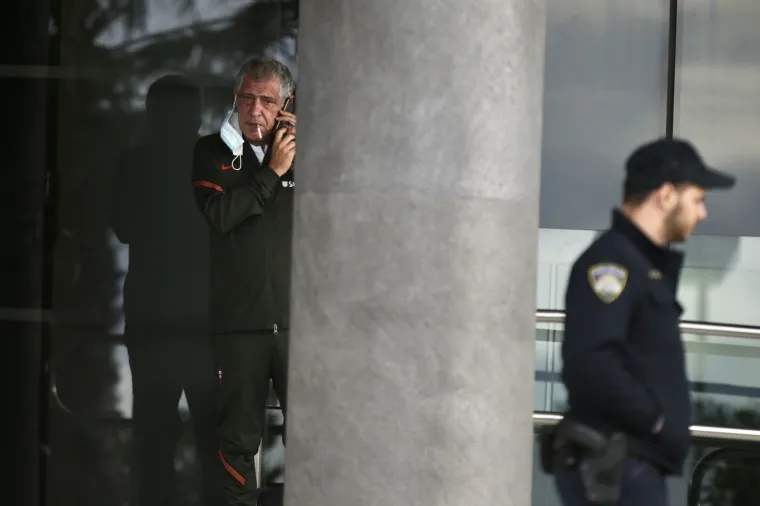 Izbornik Portugala, slavni Fernando Santos, uhvaćen je fotoobjektivom u hotelu Amphora u Splitu, gdje su smje&scaron;teni Portugalci. Večeras na Poljudu od 20 i 45 igra se zanimljiva i važna utakmica 6. kola Lige nacija između Hrvatske i aktualnog prvaka Europe. Reprezentativci i članovi stučnog stožera portugalske izabrane nacionalne nogometne vrste praćeni su budnim oko policije, koja osigurava da imaju mir i da sve protekne u redu. Osigurava mjesto.