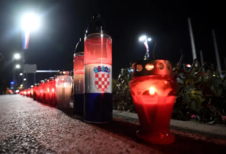 POGLEDAJTE KAKO VEČERAS IZGLEDAJU ULICE HRVATSKIH GRADOVA: Ljudi se prisjećaju stradanja Vukovara i Škabrnje