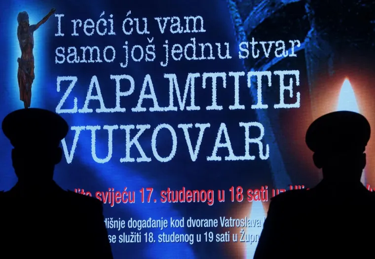 POGLEDAJTE KAKO VEČERAS IZGLEDAJU ULICE HRVATSKIH GRADOVA: Ljudi se prisjećaju stradanja Vukovara i Škabrnje