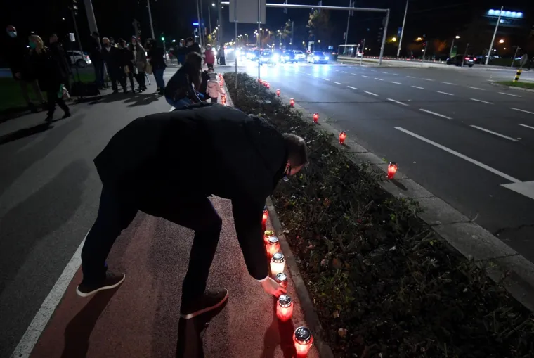 POGLEDAJTE KAKO VEČERAS IZGLEDAJU ULICE HRVATSKIH GRADOVA: Ljudi se prisjećaju stradanja Vukovara i &Scaron;kabrnje