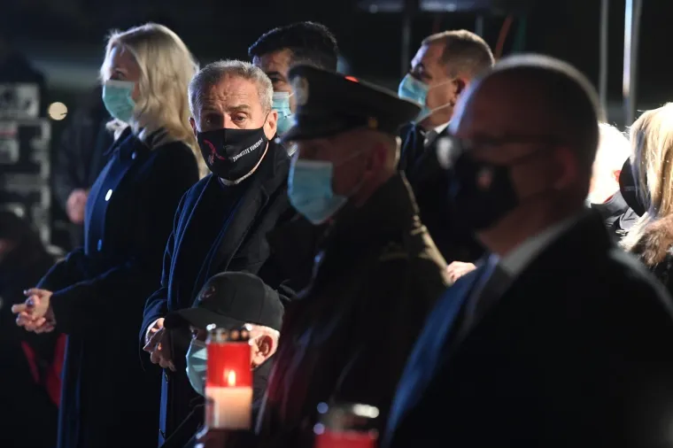 POGLEDAJTE KAKO VEČERAS IZGLEDAJU ULICE HRVATSKIH GRADOVA: Ljudi se prisjećaju stradanja Vukovara i &Scaron;kabrnje