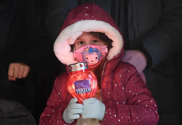 POGLEDAJTE KAKO VEČERAS IZGLEDAJU ULICE HRVATSKIH GRADOVA: Ljudi se prisjećaju stradanja Vukovara i &Scaron;kabrnje