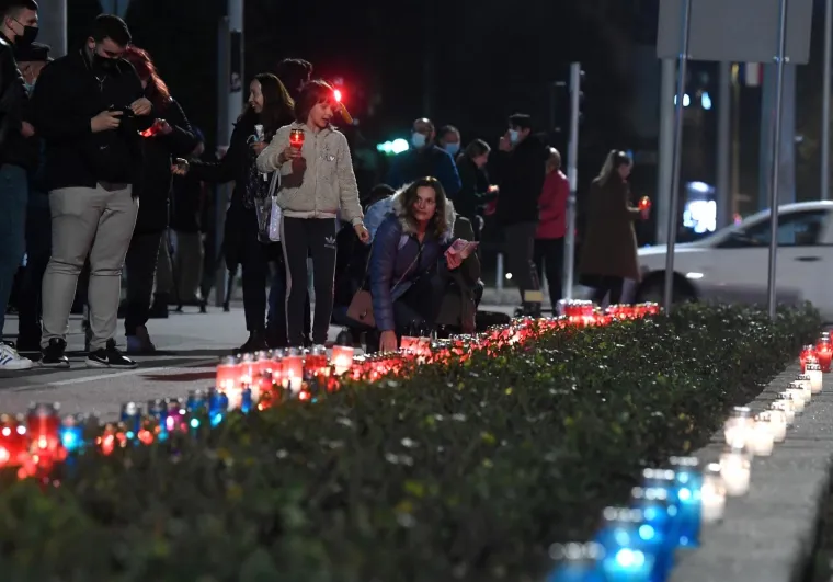 POGLEDAJTE KAKO VEČERAS IZGLEDAJU ULICE HRVATSKIH GRADOVA: Ljudi se prisjećaju stradanja Vukovara i &Scaron;kabrnje