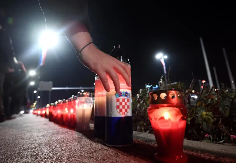 POGLEDAJTE KAKO VEČERAS IZGLEDAJU ULICE HRVATSKIH GRADOVA: Ljudi se prisjećaju stradanja Vukovara i &Scaron;kabrnje