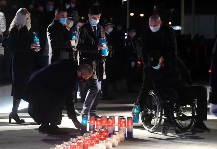 POGLEDAJTE KAKO VEČERAS IZGLEDAJU ULICE HRVATSKIH GRADOVA: Ljudi se prisjećaju stradanja Vukovara i &Scaron;kabrnje