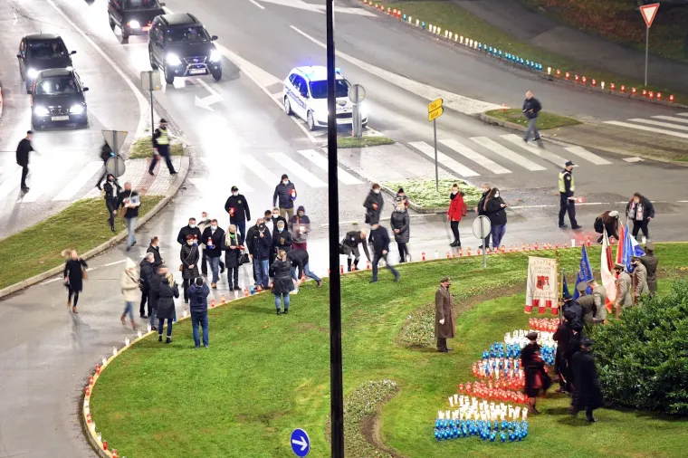 POGLEDAJTE KAKO VEČERAS IZGLEDAJU ULICE HRVATSKIH GRADOVA: Ljudi se prisjećaju stradanja Vukovara i &Scaron;kabrnje