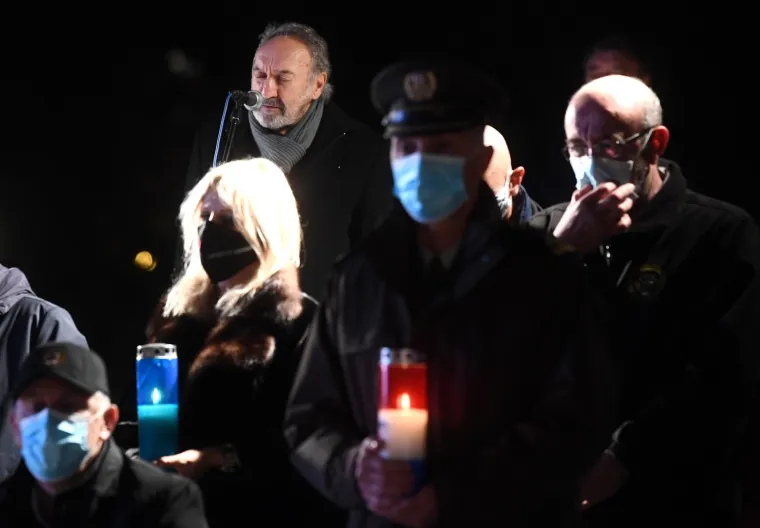 POGLEDAJTE KAKO VEČERAS IZGLEDAJU ULICE HRVATSKIH GRADOVA: Ljudi se prisjećaju stradanja Vukovara i &Scaron;kabrnje