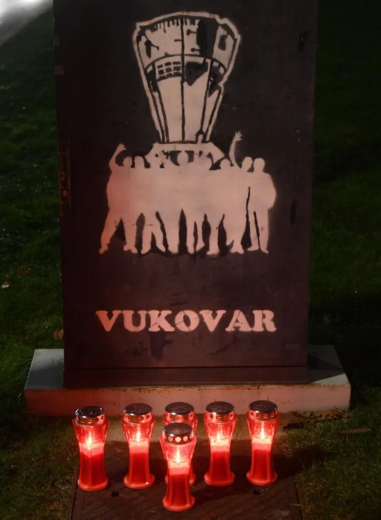 POGLEDAJTE KAKO VEČERAS IZGLEDAJU ULICE HRVATSKIH GRADOVA: Ljudi se prisjećaju stradanja Vukovara i &Scaron;kabrnje