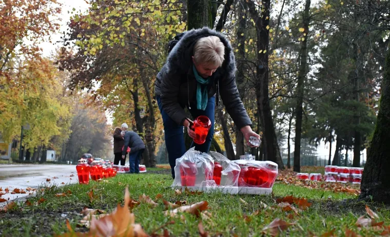 POGLEDAJTE KAKO VEČERAS IZGLEDAJU ULICE HRVATSKIH GRADOVA: Ljudi se prisjećaju stradanja Vukovara i &Scaron;kabrnje