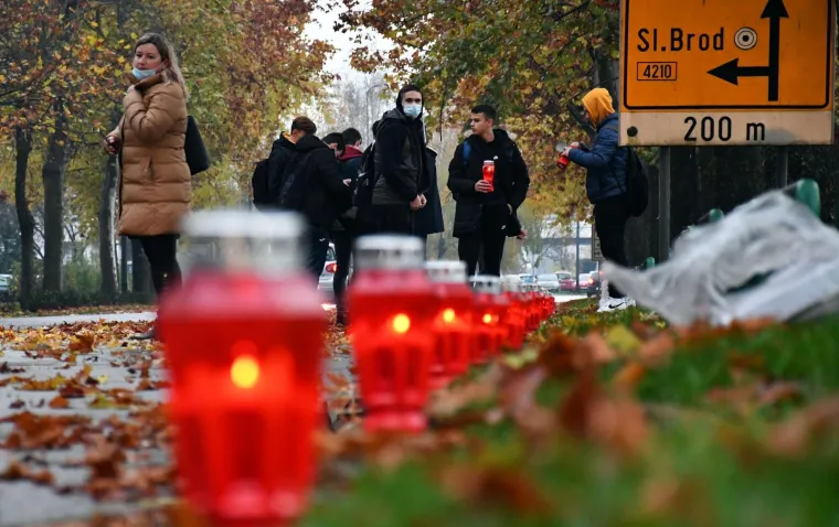Upaljene svijeće u Slavonskom Brodu