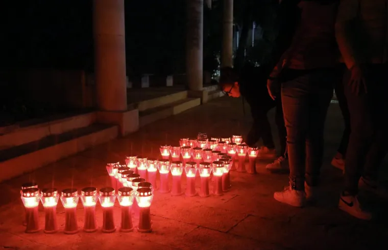 POGLEDAJTE KAKO VEČERAS IZGLEDAJU ULICE HRVATSKIH GRADOVA: Ljudi se prisjećaju stradanja Vukovara i &Scaron;kabrnje