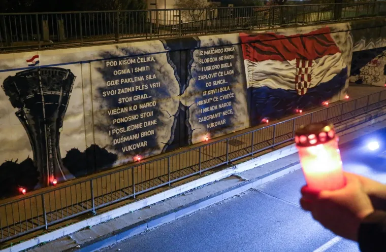 POGLEDAJTE KAKO VEČERAS IZGLEDAJU ULICE HRVATSKIH GRADOVA: Ljudi se prisjećaju stradanja Vukovara i &Scaron;kabrnje