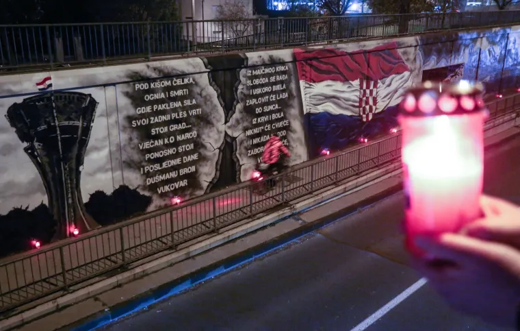 POGLEDAJTE KAKO VEČERAS IZGLEDAJU ULICE HRVATSKIH GRADOVA: Ljudi se prisjećaju stradanja Vukovara i &Scaron;kabrnje