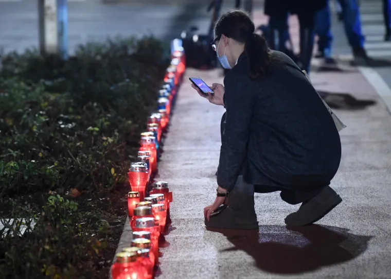 POGLEDAJTE KAKO VEČERAS IZGLEDAJU ULICE HRVATSKIH GRADOVA: Ljudi se prisjećaju stradanja Vukovara i &Scaron;kabrnje