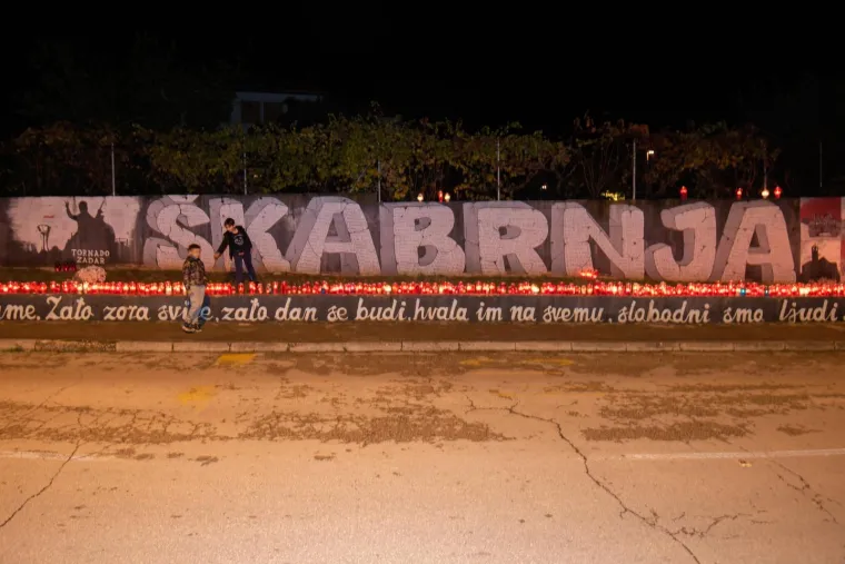 POGLEDAJTE KAKO VEČERAS IZGLEDAJU ULICE HRVATSKIH GRADOVA: Ljudi se prisjećaju stradanja Vukovara i &Scaron;kabrnje