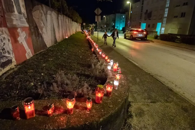 POGLEDAJTE KAKO VEČERAS IZGLEDAJU ULICE HRVATSKIH GRADOVA: Ljudi se prisjećaju stradanja Vukovara i &Scaron;kabrnje