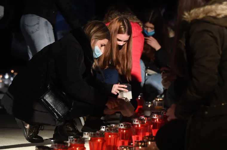 POGLEDAJTE KAKO VEČERAS IZGLEDAJU ULICE HRVATSKIH GRADOVA: Ljudi se prisjećaju stradanja Vukovara i &Scaron;kabrnje