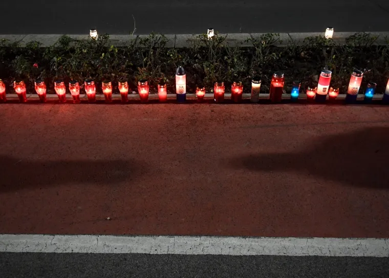 POGLEDAJTE KAKO VEČERAS IZGLEDAJU ULICE HRVATSKIH GRADOVA: Ljudi se prisjećaju stradanja Vukovara i &Scaron;kabrnje