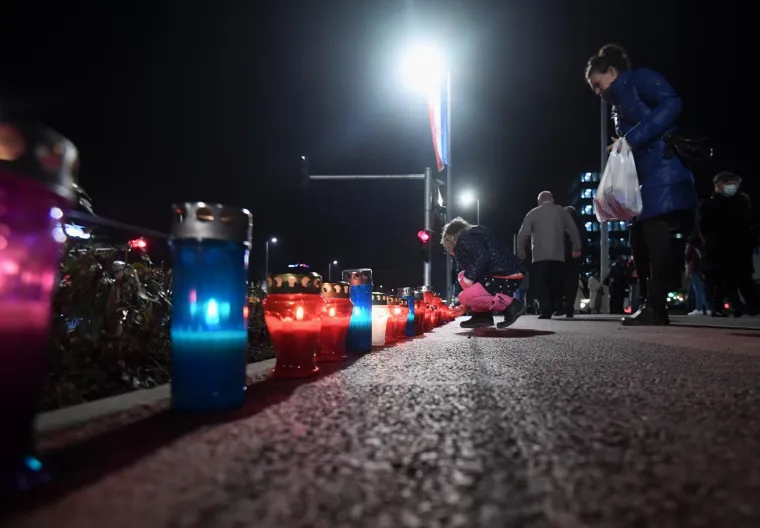 POGLEDAJTE KAKO VEČERAS IZGLEDAJU ULICE HRVATSKIH GRADOVA: Ljudi se prisjećaju stradanja Vukovara i &Scaron;kabrnje