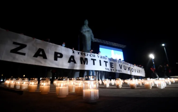 POGLEDAJTE KAKO VEČERAS IZGLEDAJU ULICE HRVATSKIH GRADOVA: Ljudi se prisjećaju stradanja Vukovara i &Scaron;kabrnje