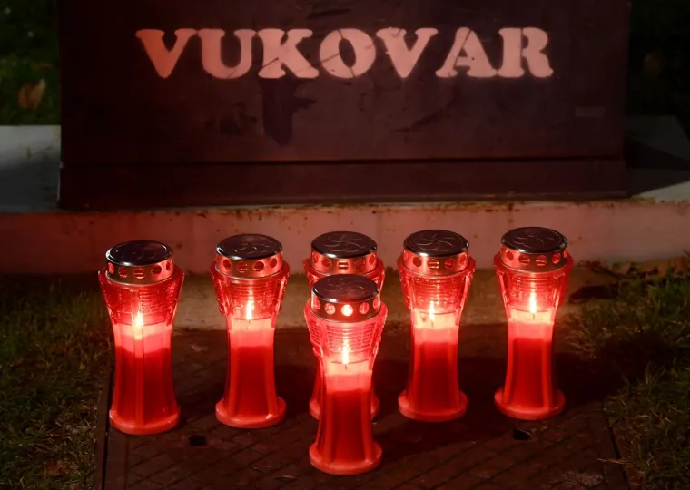 Mnogi su Zagrepčani i ostali prolaznici do&scaron;li zapaliti svijeće i pomoliti se duž Vukovarske ulice u spomen na žrtvu grada Vukovara i &Scaron;kabrnje