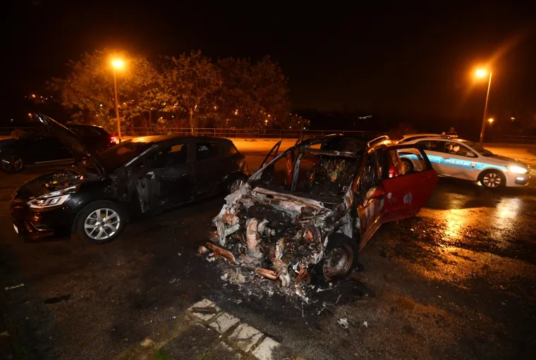 U Zagrebu: Prvo se jedan auto samozapalio, pa požar zahvatio jo&scaron; dva auta