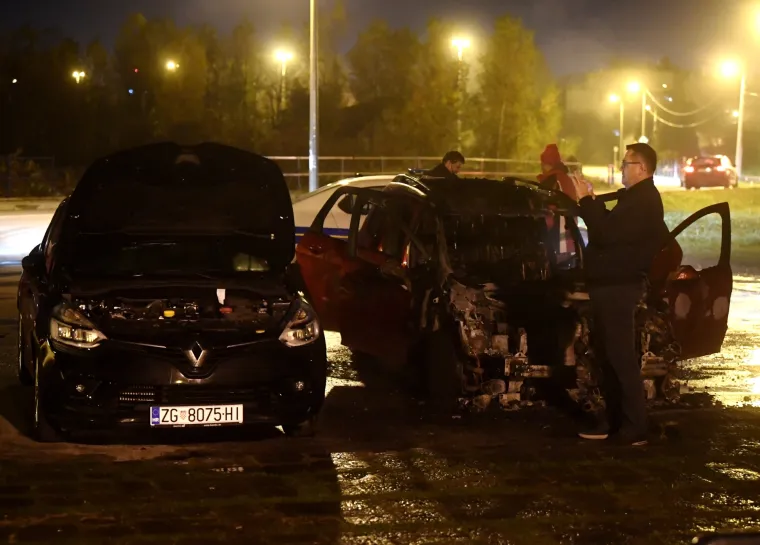 U Zagrebu: Prvo se jedan auto samozapalio, pa požar zahvatio jo&scaron; dva auta