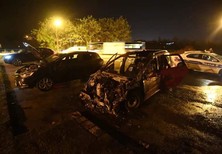U Zagrebu: Prvo se jedan auto samozapalio, pa požar zahvatio jo&scaron; dva auta
