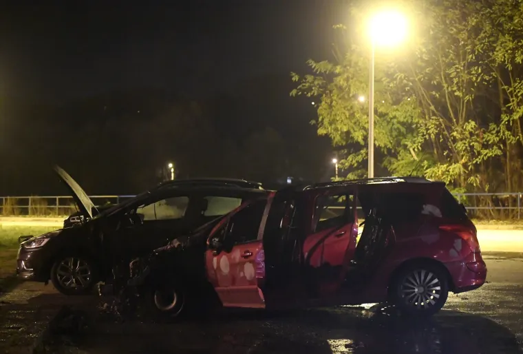 U Zagrebu: Prvo se jedan auto samozapalio, pa požar zahvatio jo&scaron; dva auta