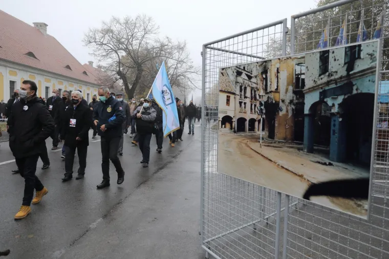 POGLEDAJTE KAKO JE IZGLEDALA KOLONA SJEĆANJA U VUKOVARU: Održana je u posebnim okolnostima zbog epidemije