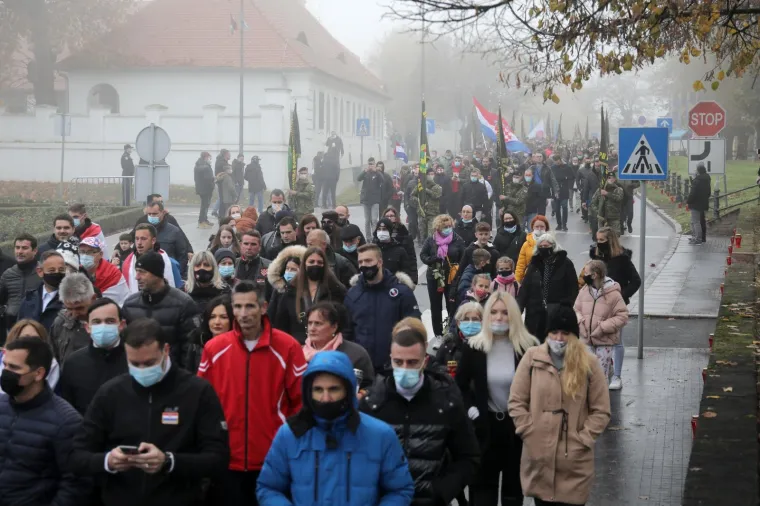 POGLEDAJTE KAKO JE IZGLEDALA KOLONA SJEĆANJA U VUKOVARU: Održana je u posebnim okolnostima zbog epidemije